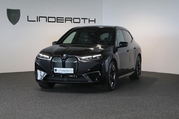 Grå BMW iX fra 2022 set udefra