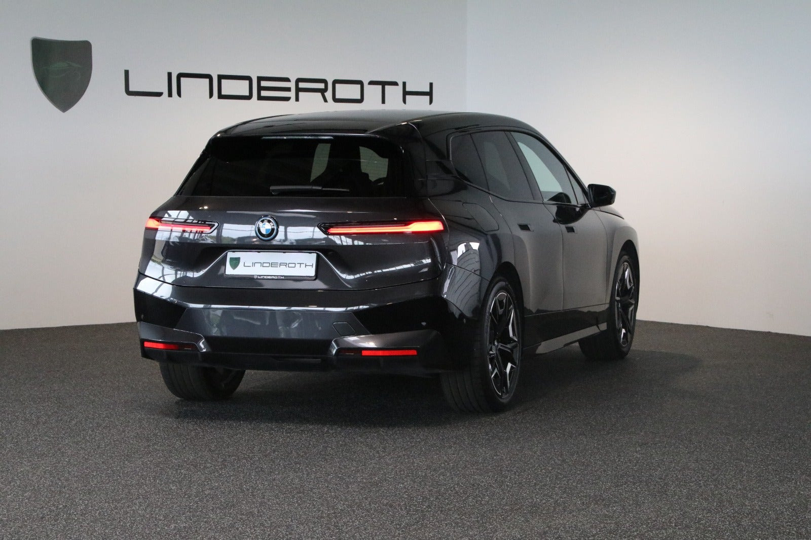 Grå BMW iX fra 2022