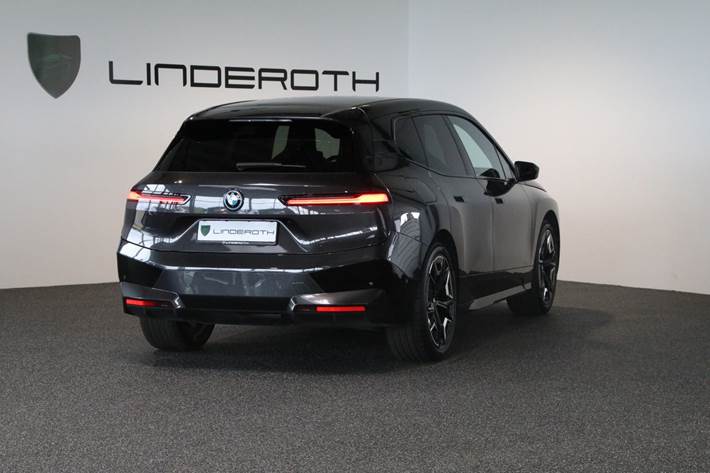 Grå BMW iX fra 2022
