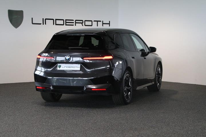 Grå BMW iX fra 2022
