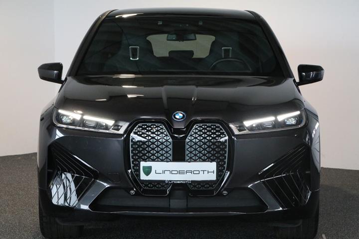Grå BMW iX fra 2022