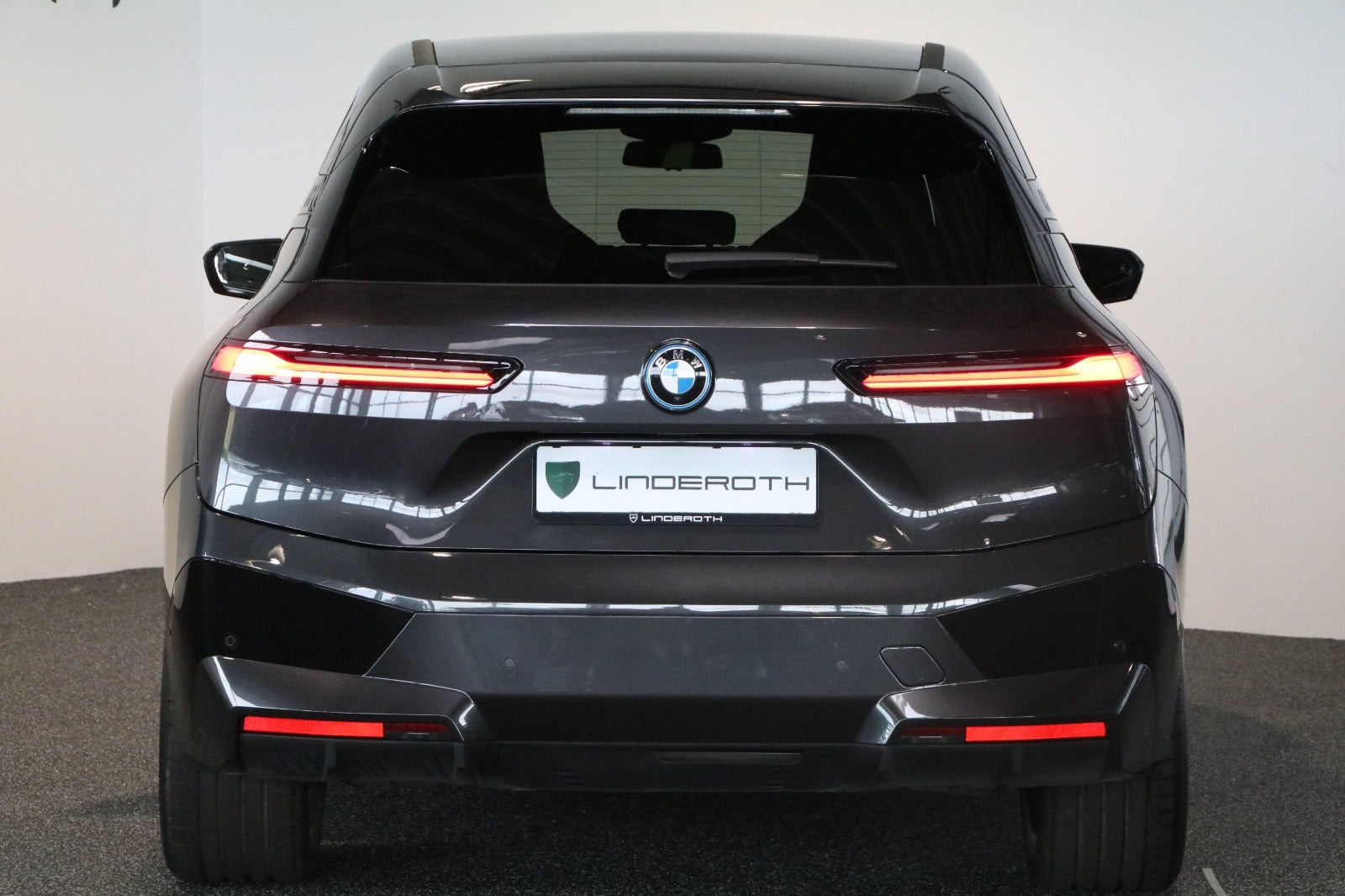 Grå BMW iX fra 2022