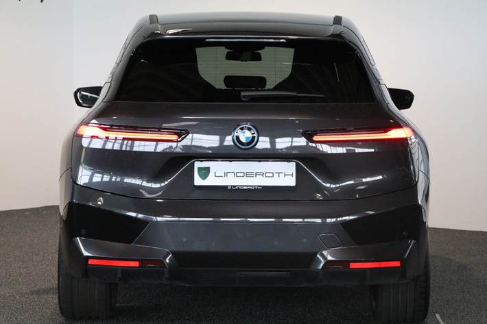 Grå BMW iX fra 2022