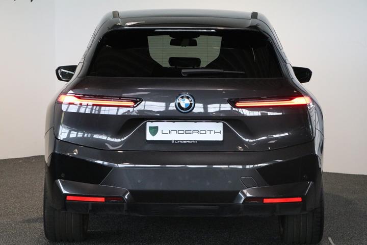 Grå BMW iX fra 2022