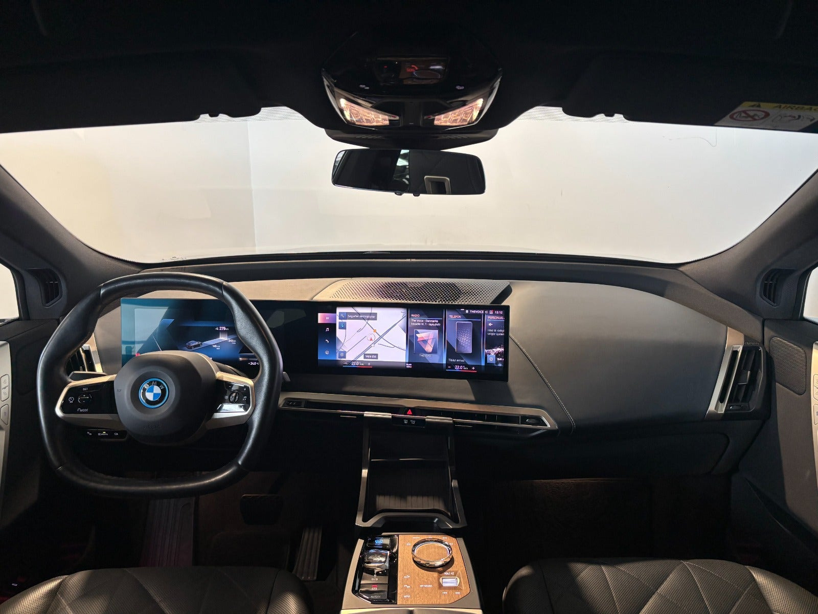 Grå BMW iX fra 2022
