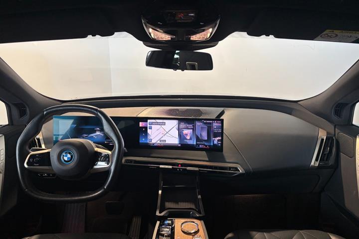 Grå BMW iX fra 2022