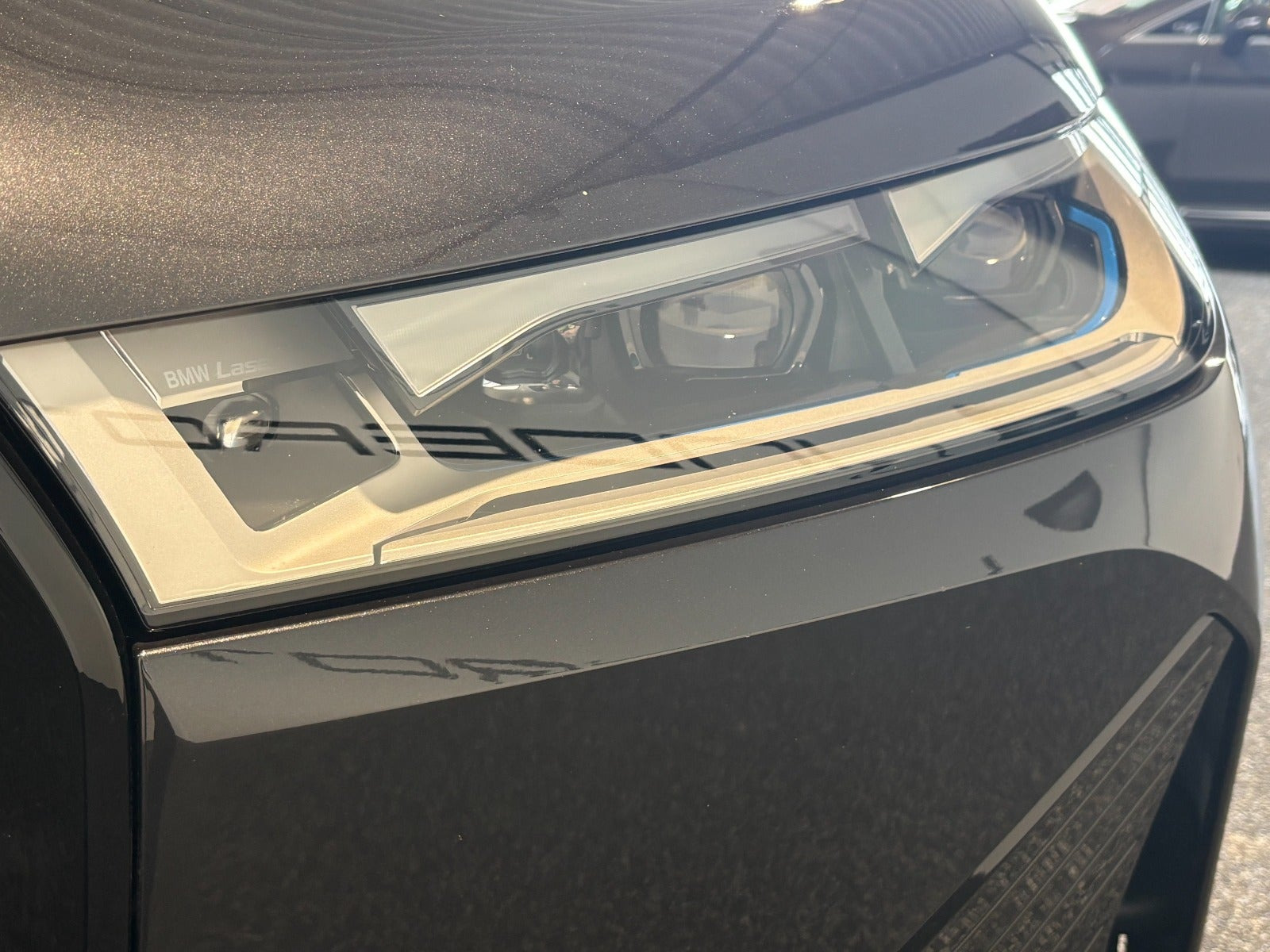 Grå BMW iX fra 2022