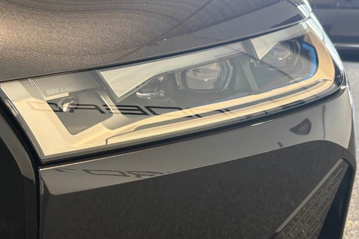 Grå BMW iX fra 2022