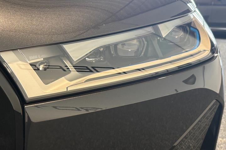 Grå BMW iX fra 2022