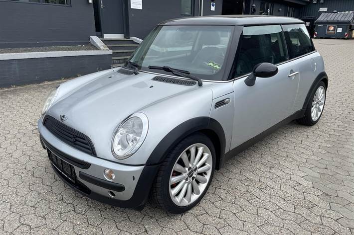 Sølv Mini Cooper fra 2002 set udefra