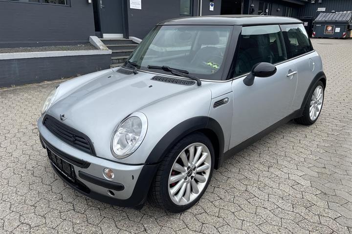 Sølv Mini Cooper fra 2002 set udefra