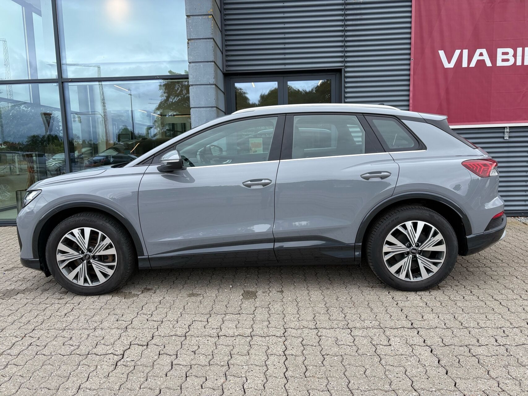Grå Audi Q4 fra 2023