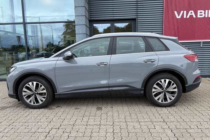 Grå Audi Q4 fra 2023