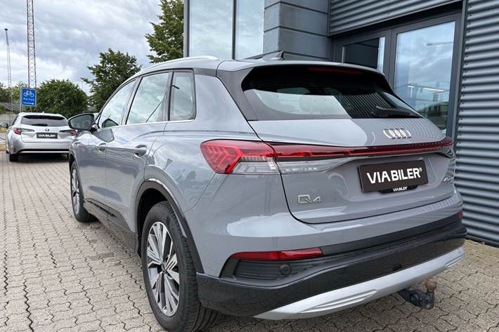 Grå Audi Q4 fra 2023