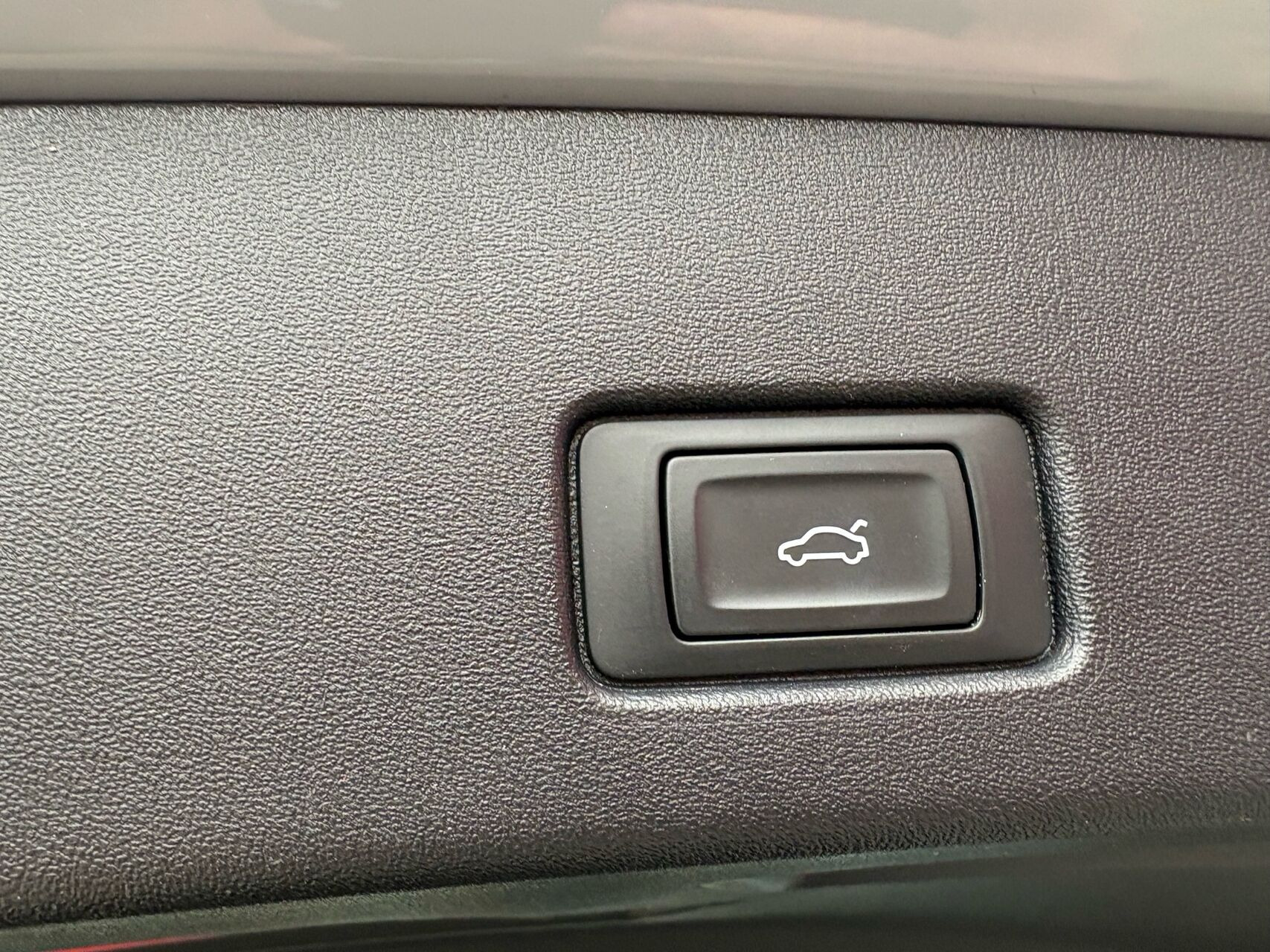 Grå Audi Q4 fra 2023