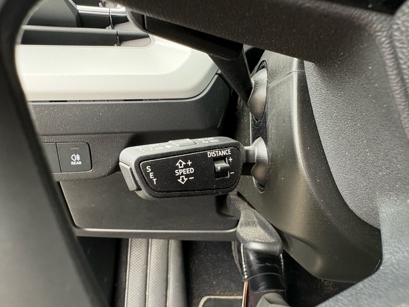 Grå Audi Q4 fra 2023