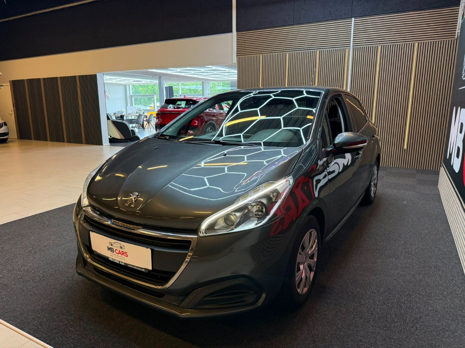 Grå Peugeot 208 fra 2017
