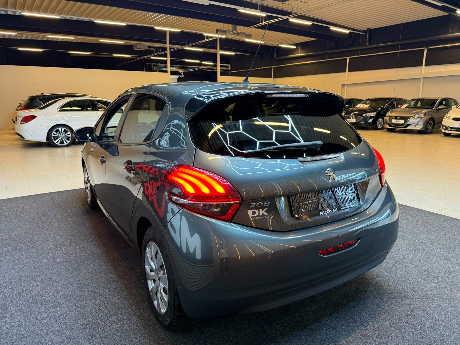 Grå Peugeot 208 fra 2017