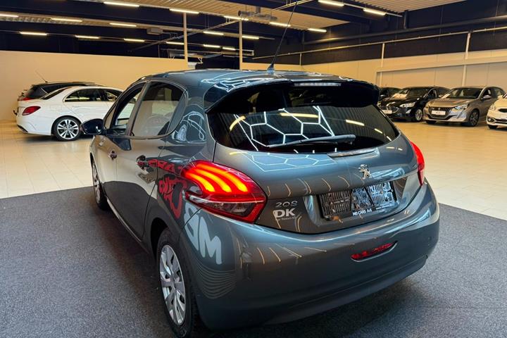 Grå Peugeot 208 fra 2017