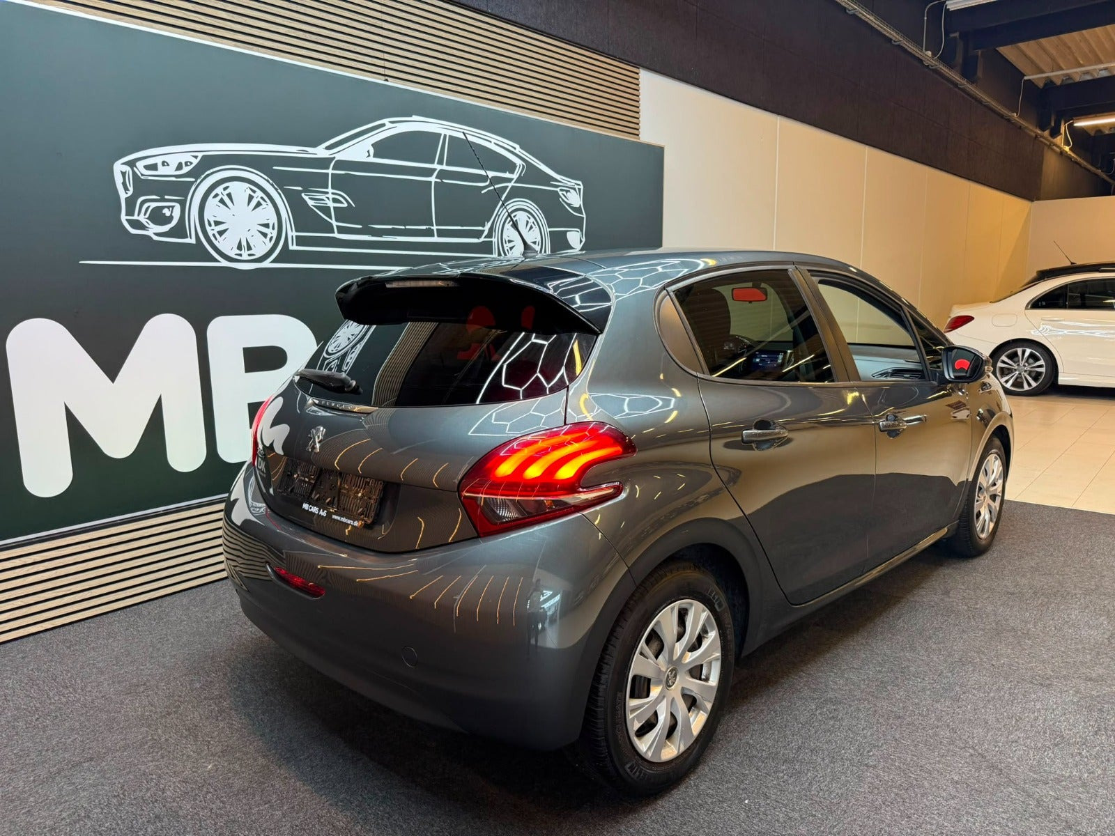 Grå Peugeot 208 fra 2017