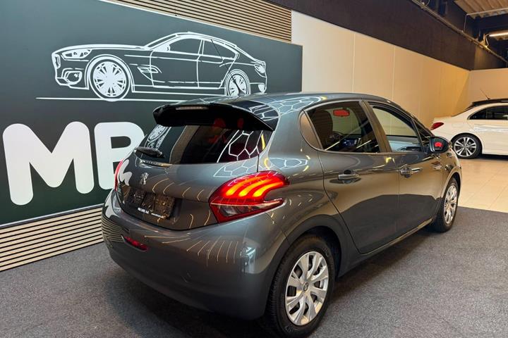 Grå Peugeot 208 fra 2017