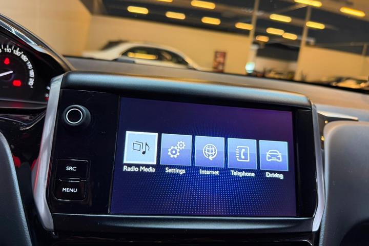 Grå Peugeot 208 fra 2017