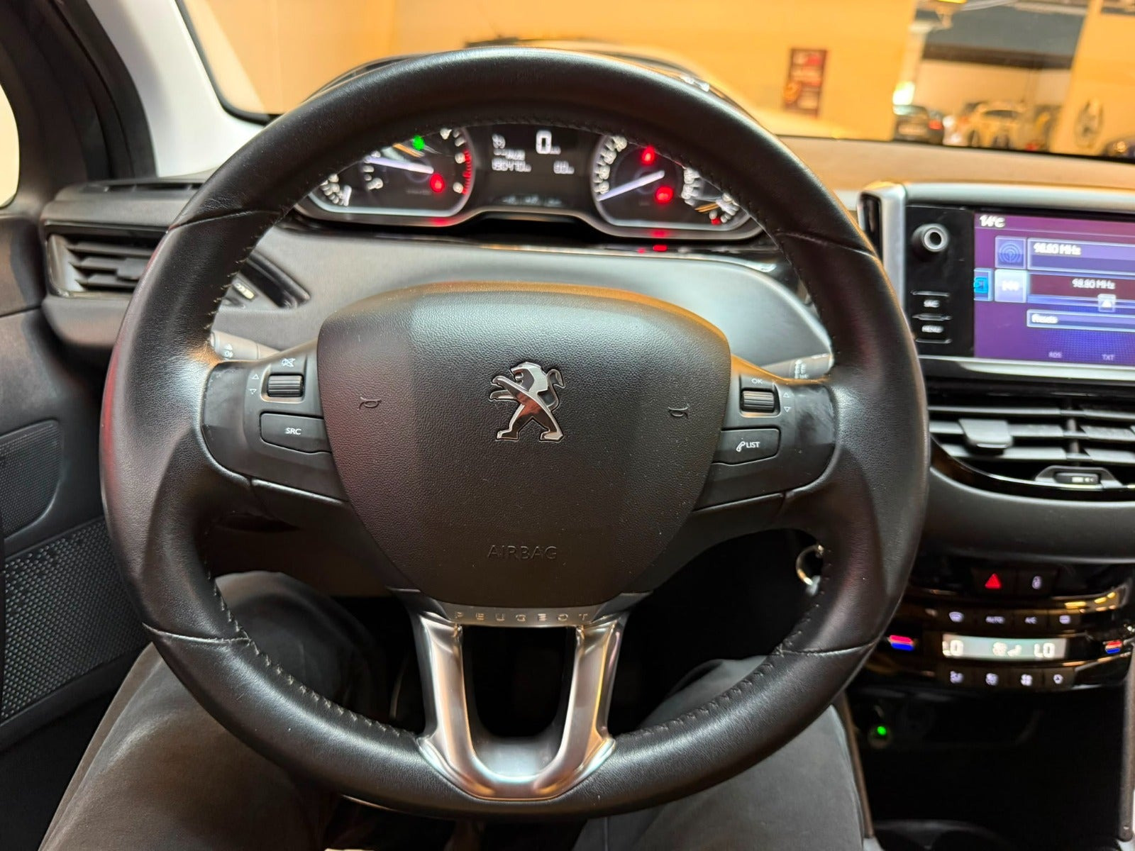Grå Peugeot 208 fra 2017