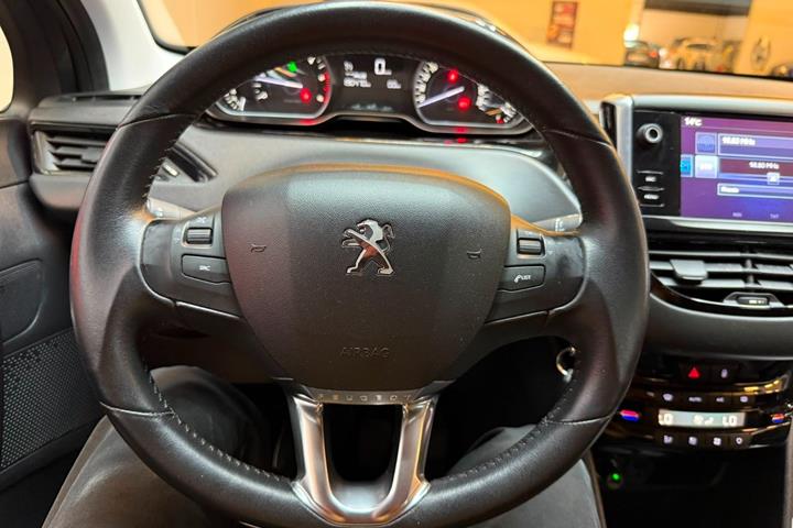 Grå Peugeot 208 fra 2017