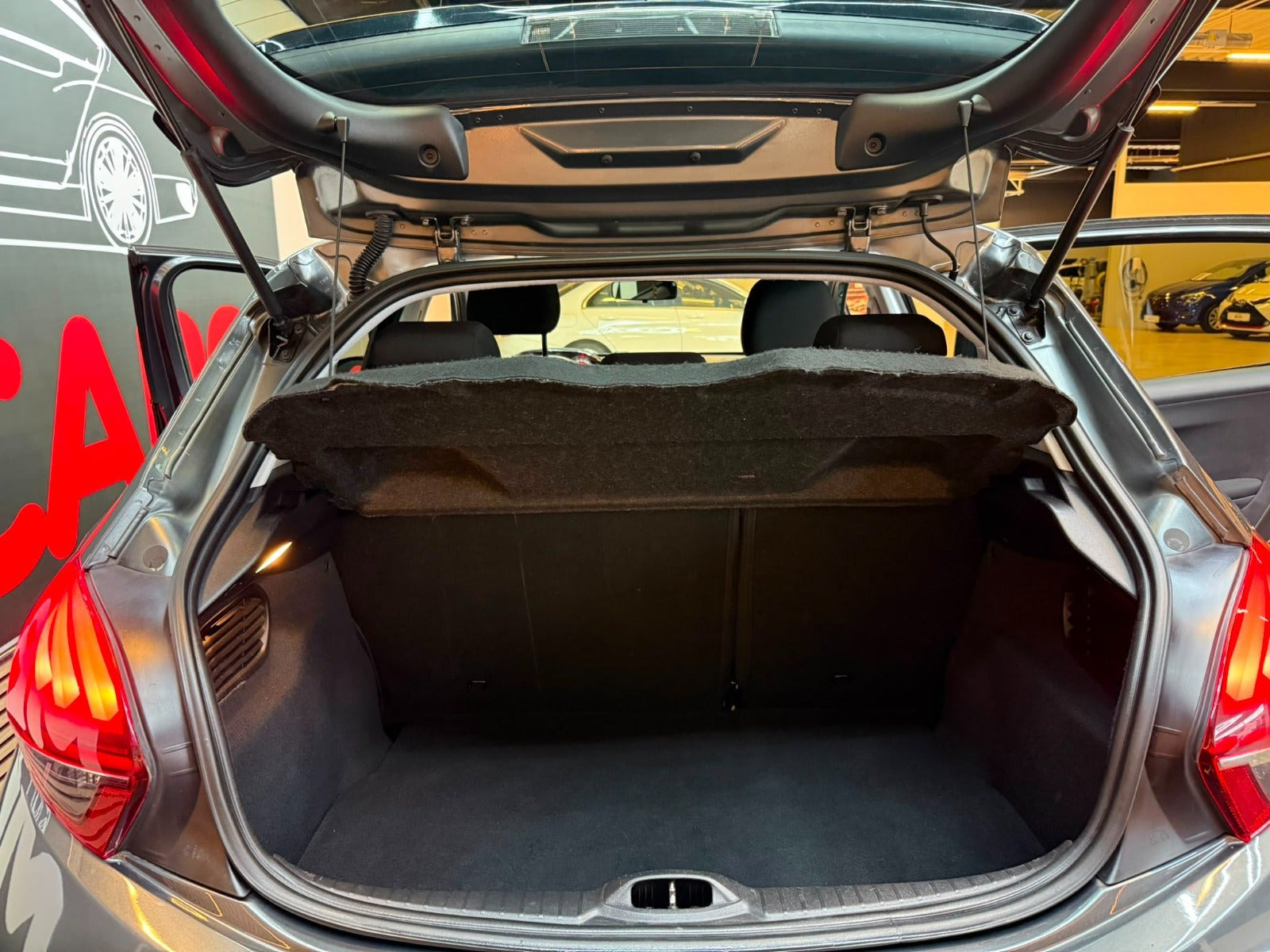 Grå Peugeot 208 fra 2017