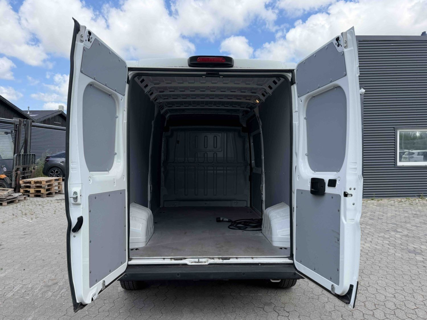 Hvid Peugeot e-Boxer 435 fra 2021