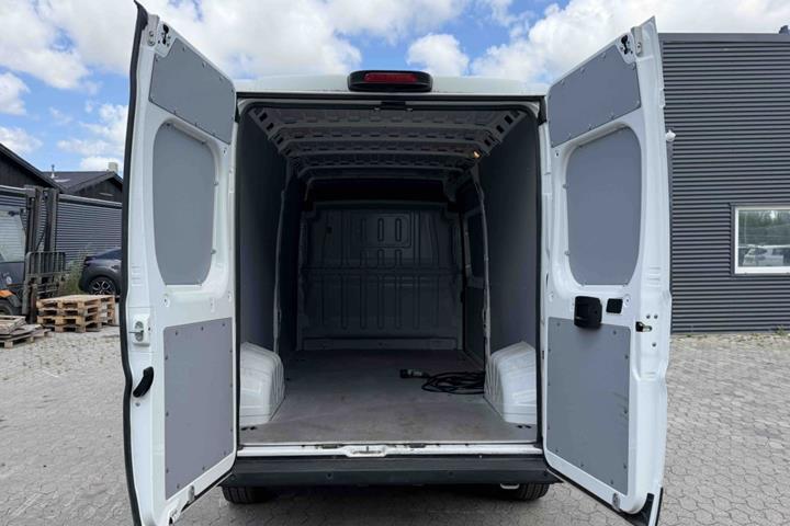 Hvid Peugeot e-Boxer 435 fra 2021