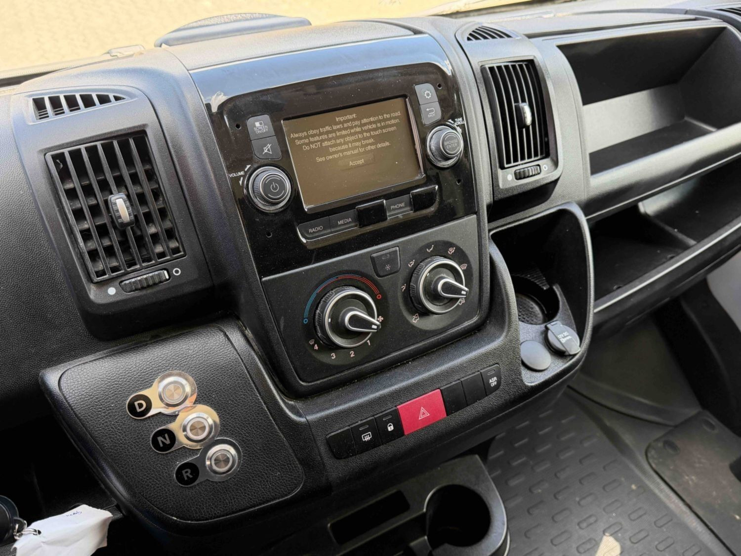 Hvid Peugeot e-Boxer 435 fra 2021