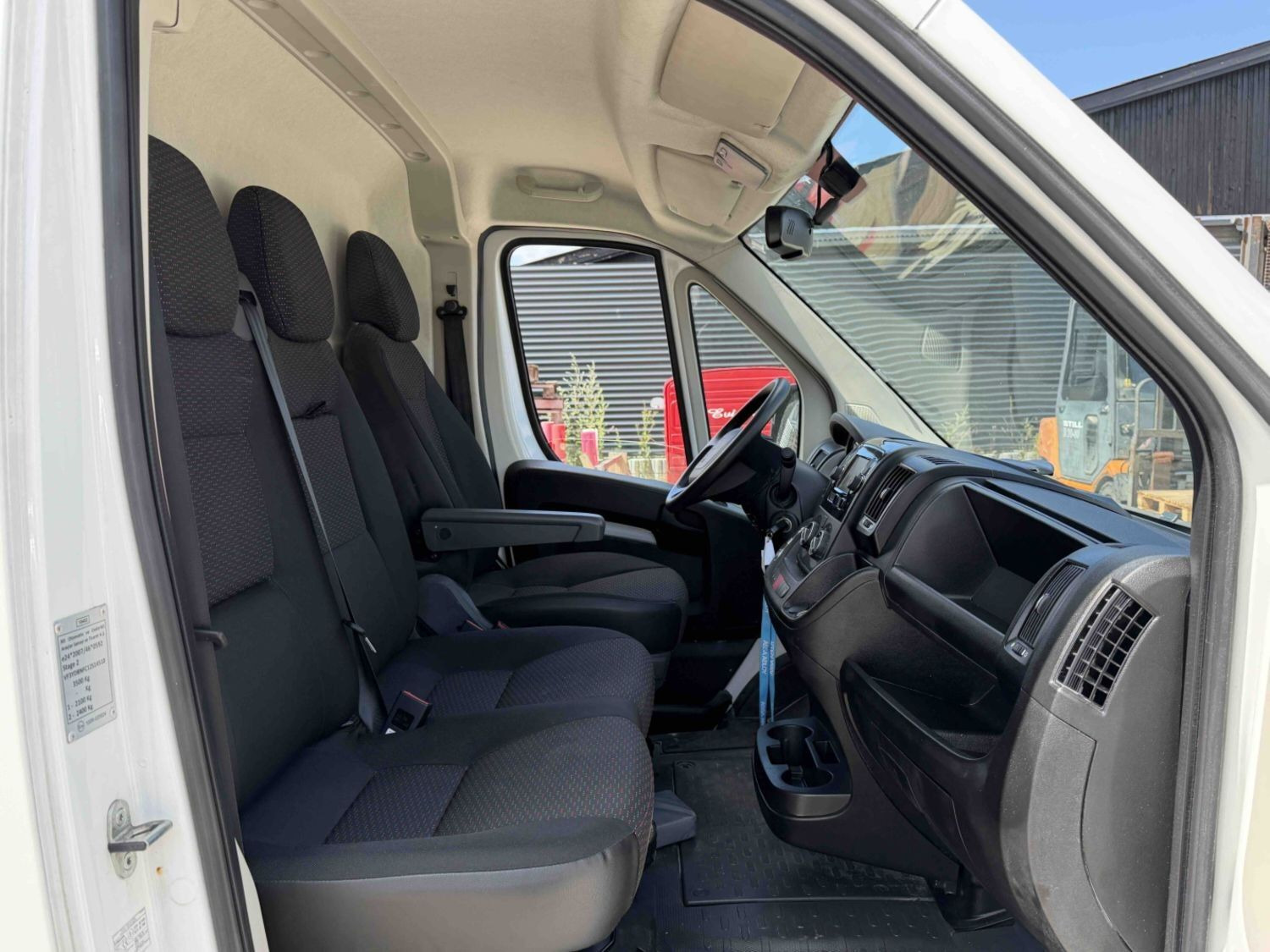 Hvid Peugeot e-Boxer 435 fra 2021