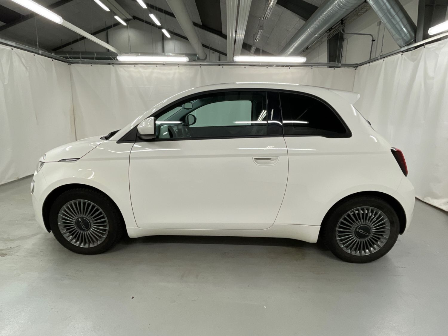Hvid Fiat 500e fra 2022