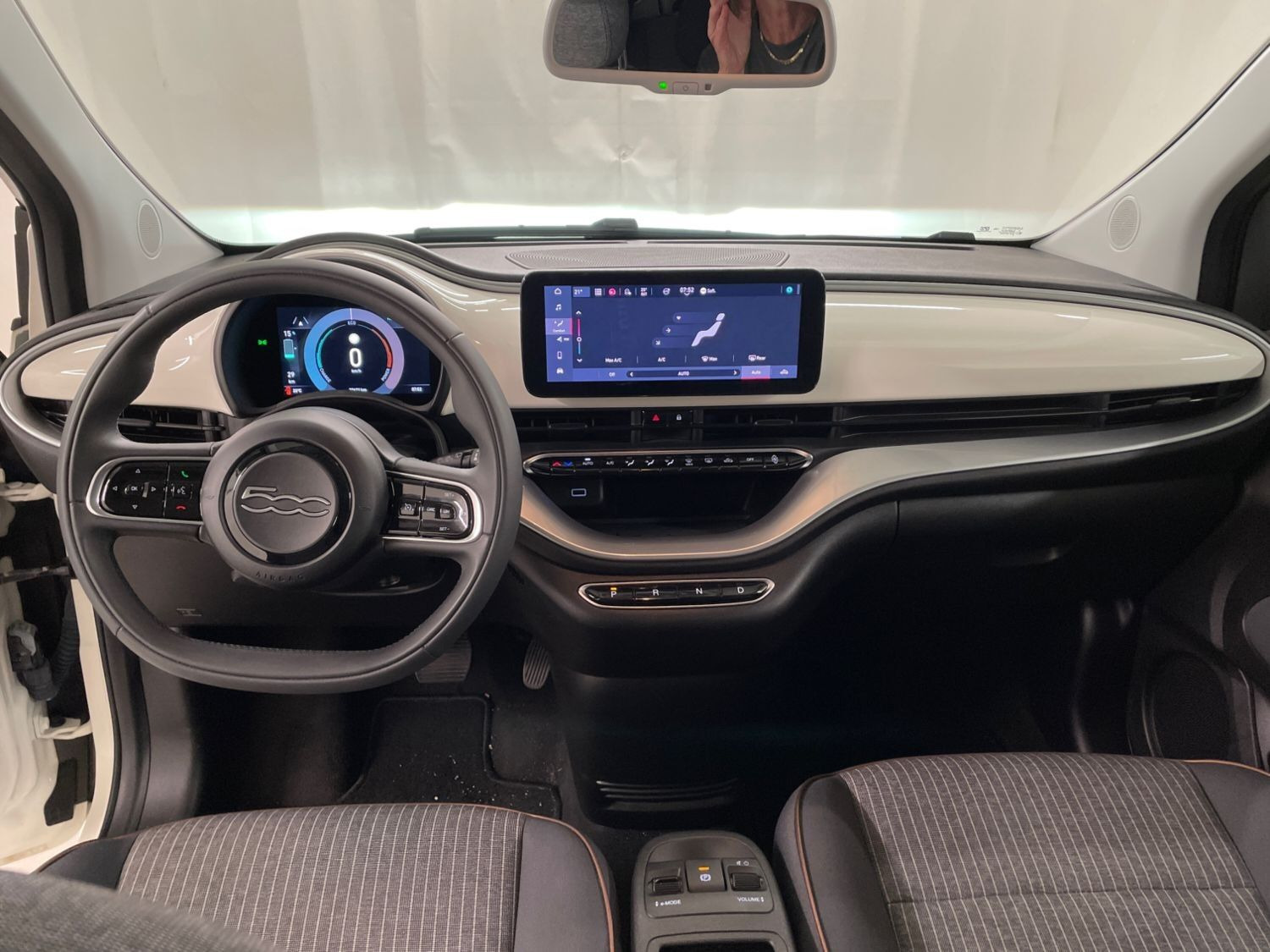 Hvid Fiat 500e fra 2022