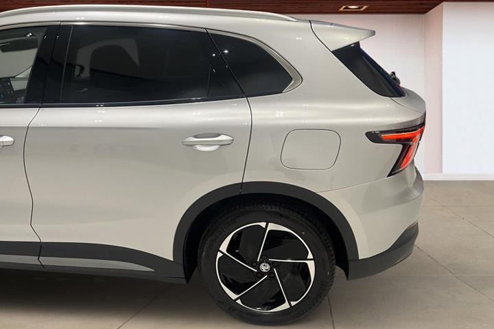 Sølv MG MGS5 fra 2025