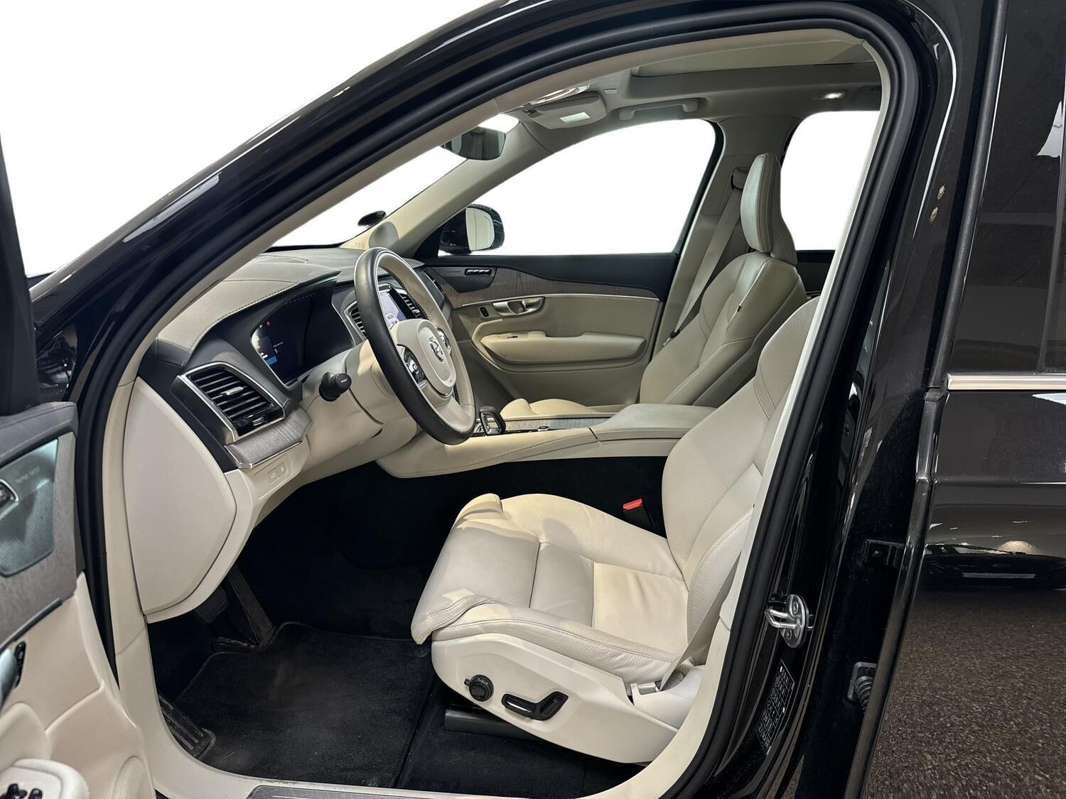 Sort Volvo XC90 fra 2024