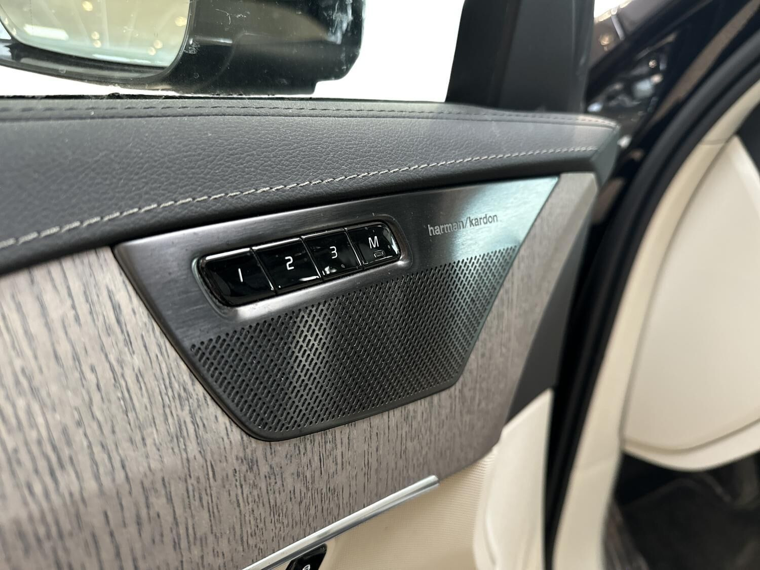 Sort Volvo XC90 fra 2024