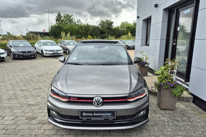 Grå VW Polo fra 2020