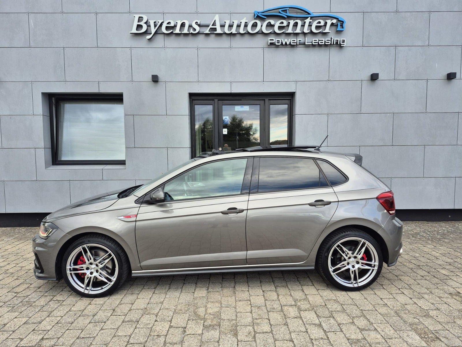 Grå VW Polo fra 2020