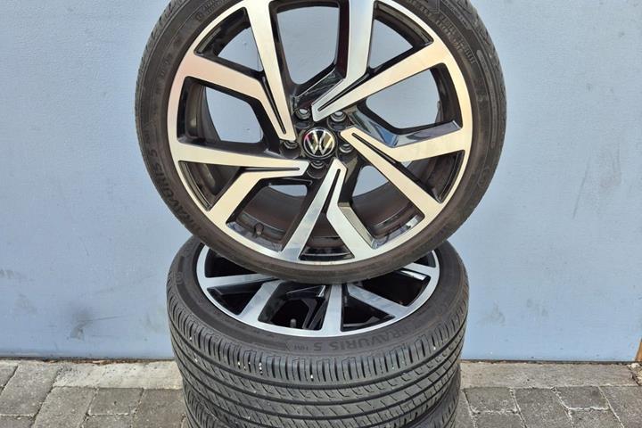 Grå VW Polo fra 2020