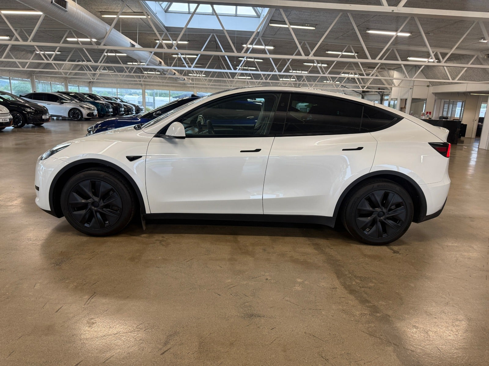 Hvid Tesla Model Y fra 2025