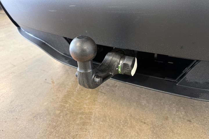 Hvid Tesla Model Y fra 2025