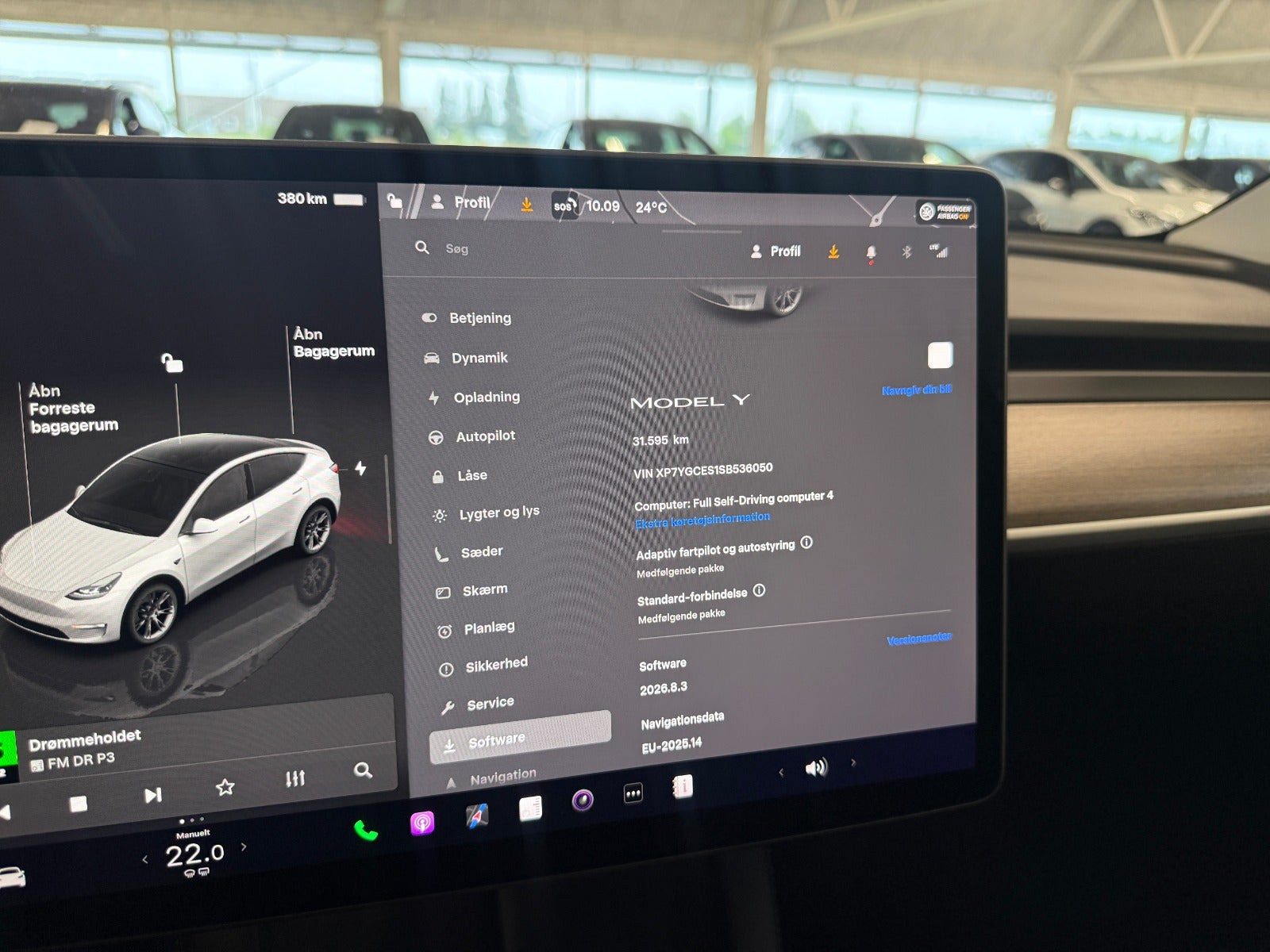 Hvid Tesla Model Y fra 2025