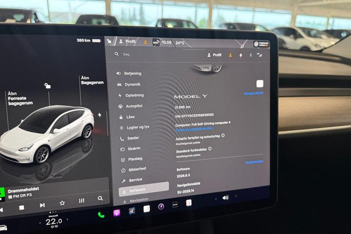 Hvid Tesla Model Y fra 2025