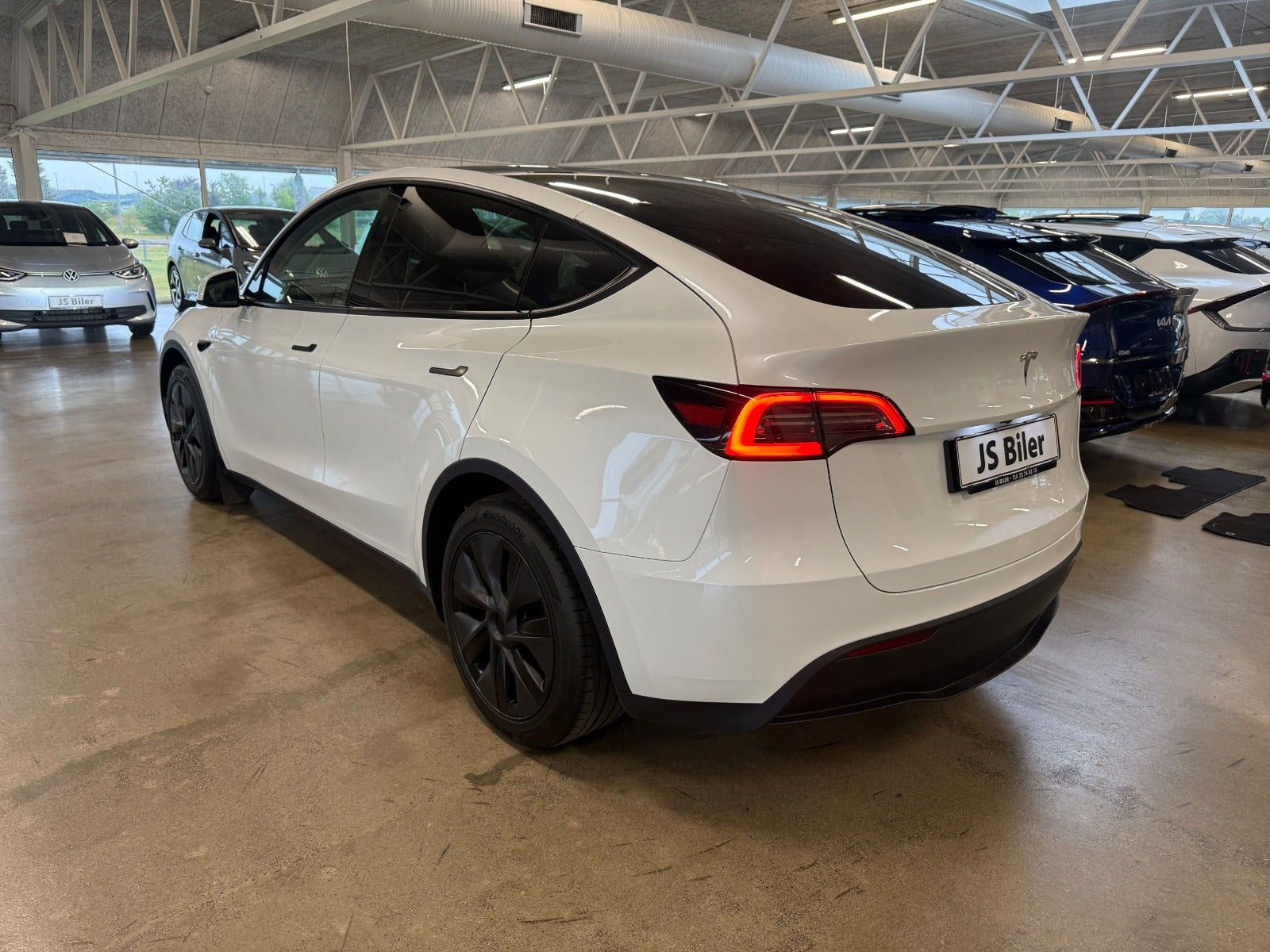 Hvid Tesla Model Y fra 2025