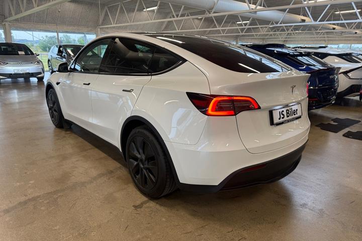 Hvid Tesla Model Y fra 2025