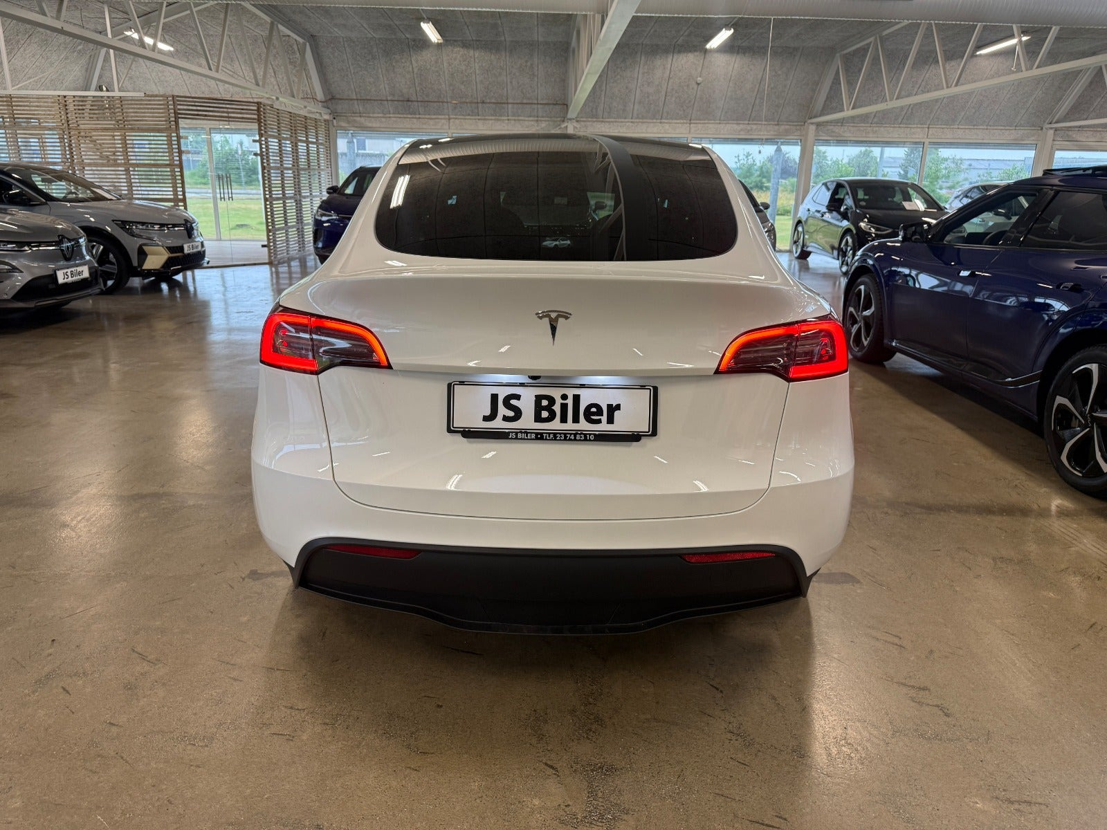 Hvid Tesla Model Y fra 2025