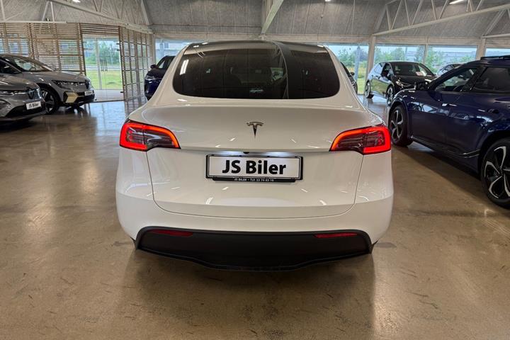 Hvid Tesla Model Y fra 2025