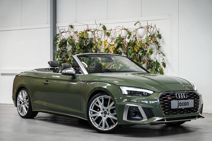 Grøn Audi S5 fra 2023 set udefra